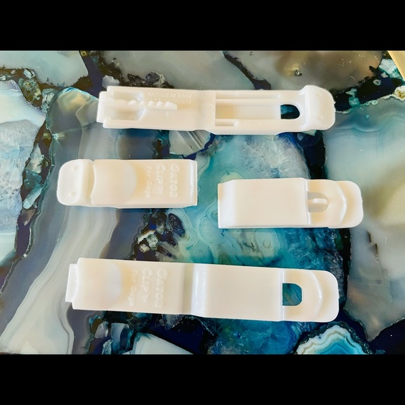 COPY - NWOT 30 Piece Reusable Bag Sealing Gator Clips - Free with any purchase - Picture 2 of 6